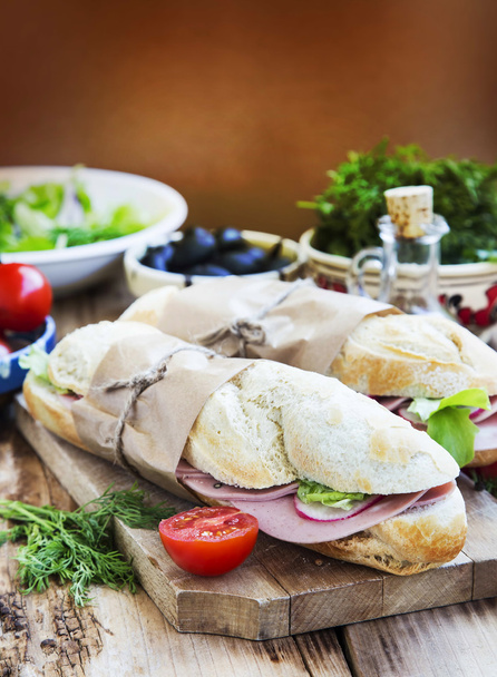 Sandwichs Ciabatta au jambon Mortadella, à la laitue et au radis
 - Photo, image