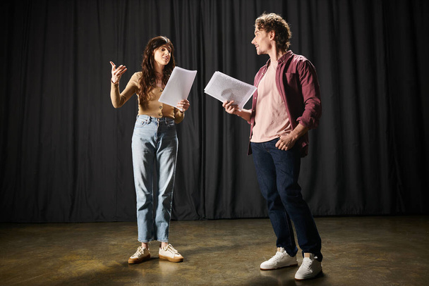 Чоловік і жінка розглядають документи разом під час репетицій театру. - Фото, зображення
