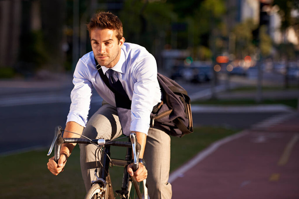 Le vélo. cycliste et homme d'affaires en ville pour voyager, faire la navette le matin et se rendre au travail. Ville professionnelle, urbaine et personne avec vélo pour un transport neutre en carbone, durable et respectueux de l'environnement. - Photo, image