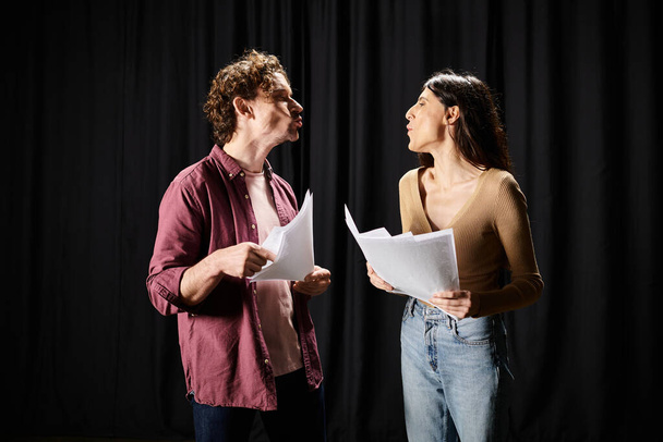 Un uomo e una donna stanno fianco a fianco in una prova per una produzione teatrale. - Foto, immagini