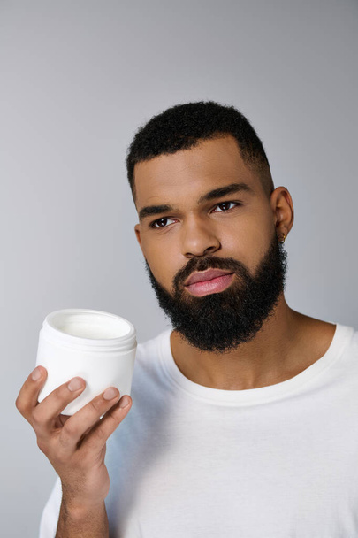 Afrikanisch-amerikanischer attraktiver Mann mit Bart und einem Glas Sahne. - Foto, Bild