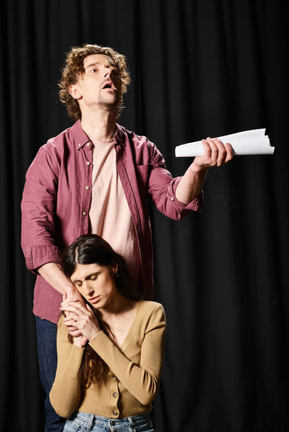 Чоловік і жінка репетирують з папером. - Фото, зображення