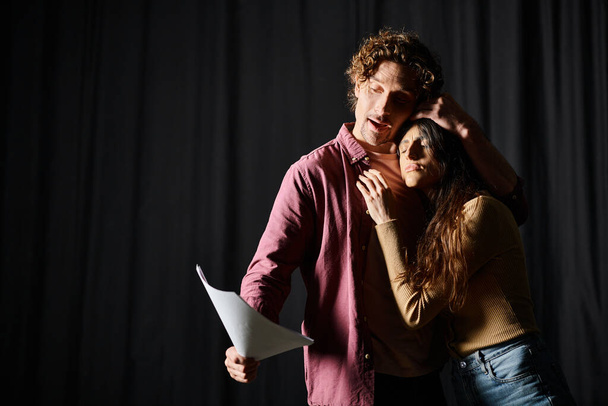 Un hombre y una mujer guapos hacen una pose durante los ensayos de teatro. - Foto, Imagen