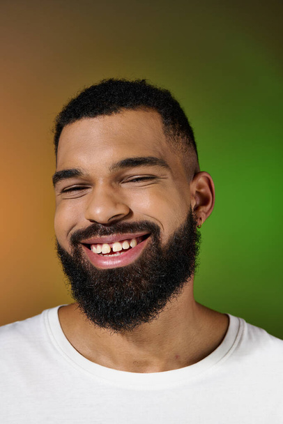 Een lachende man met een baard straalt tevredenheid uit in een close-up shot. - Foto, afbeelding