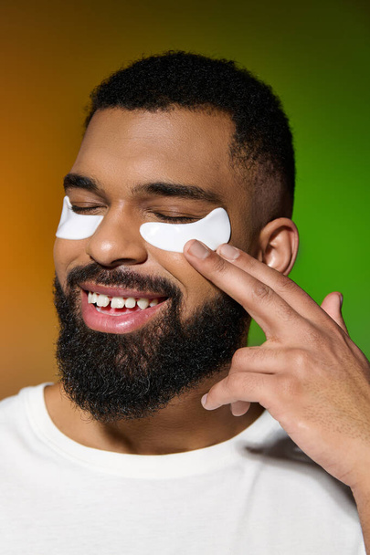 Afro-americano uomo alla moda utilizzando patch per gli occhi. - Foto, immagini