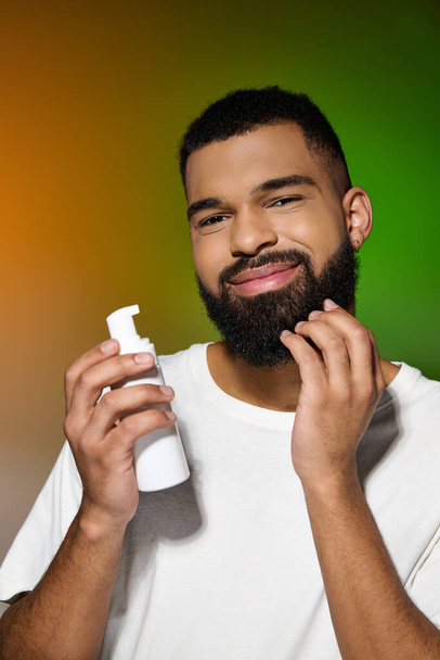 Afrikalı Amerikalı sakallı adam tıraş kremi tutuyor.. - Fotoğraf, Görsel
