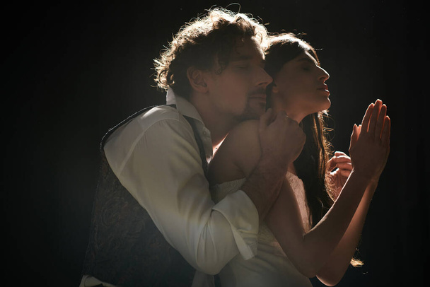Przystojny mężczyzna i kobieta namiętnie przytulają się podczas prób teatralnych. - Zdjęcie, obraz