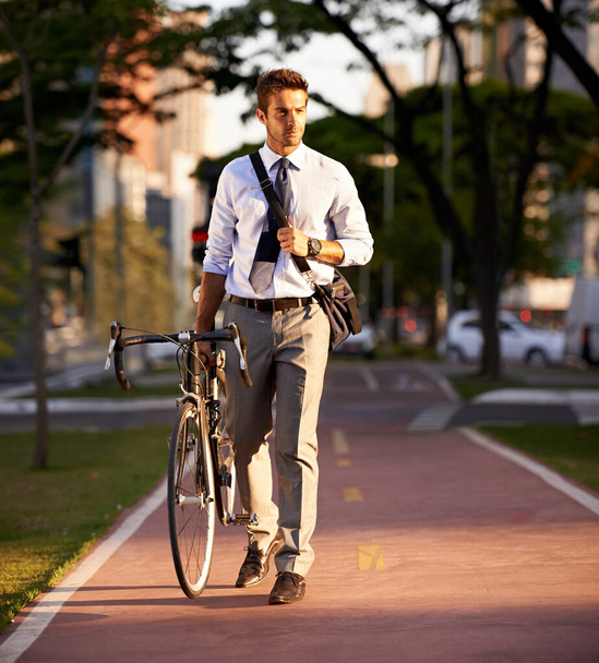 Ποδήλατο, περπάτημα και επιχειρηματίας στην πόλη για ταξίδια, πρωινή μετακίνηση και ταξίδι στη δουλειά. Επαγγελματική, αστική πόλη και άτομο με ποδήλατο για ποδηλασία, βιώσιμες και φιλικές προς το περιβάλλον μεταφορές στο δρόμο. - Φωτογραφία, εικόνα