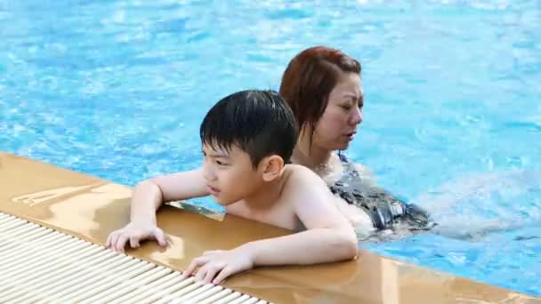 Little asian boy learning how to swimming with his mother - Footage, Video