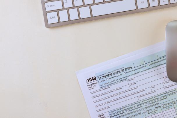 Un servicio contable está disponible en la oficina, junto con la presentación de la Declaración del Impuesto sobre la Renta Individual de los Estados Unidos en el formulario 1040 del IRS. - Foto, Imagen