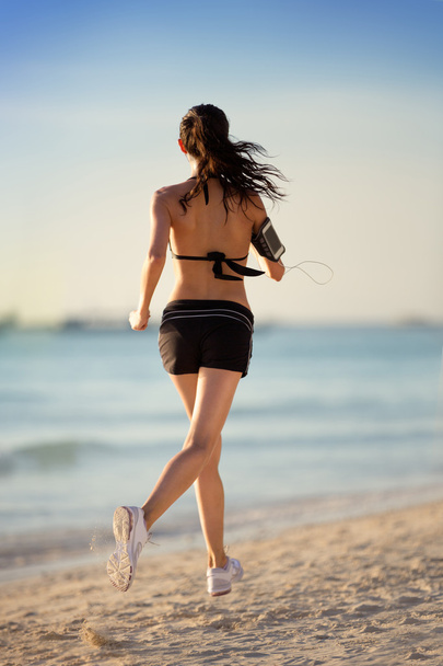 Kadın atlet sahilde - Fotoğraf, Görsel