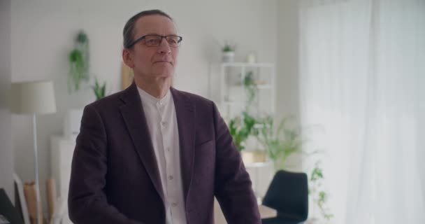 Ritratto di un uomo d'affari anziano con le braccia incrociate che indossa blazer sul posto di lavoro aziendale - Filmati, video