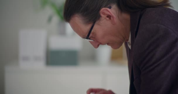 Oldalnézet a vezető férfi menedzser ötletelési stratégia, miközben dolgozik a vállalati irodában - Felvétel, videó