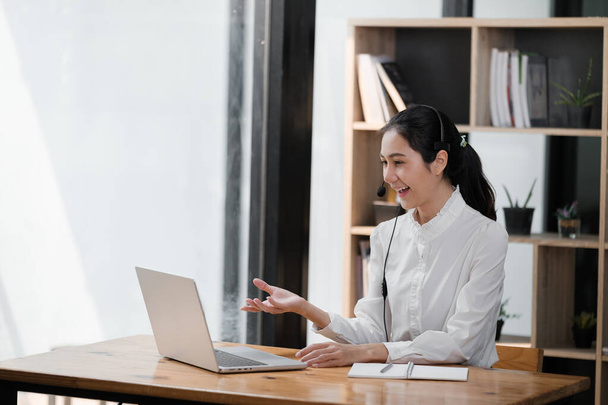 Happy call center woman consulting customer for customer support, help or telemarketing sales. Sales advisor, CRM girl with smile for success customer service, contact us hotline or insurance deal - Foto, imagen
