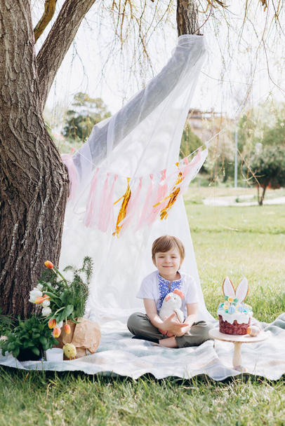 Pasen viering, Kind in de natuur met paastaart en eieren en Pasen decor, baby, konijn en kip. Hoge kwaliteit foto - Foto, afbeelding