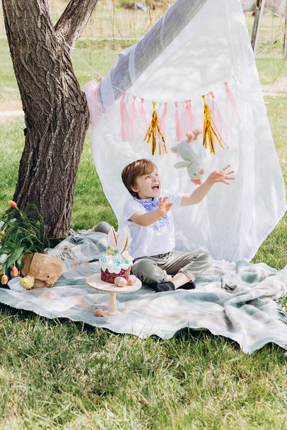 Γιορτή του Πάσχα, Παιδί στη φύση με πασχαλινό κέικ και αυγά και πασχαλινή διακόσμηση, μωρό, κουνέλι και κοτόπουλο. Υψηλής ποιότητας φωτογραφία - Φωτογραφία, εικόνα
