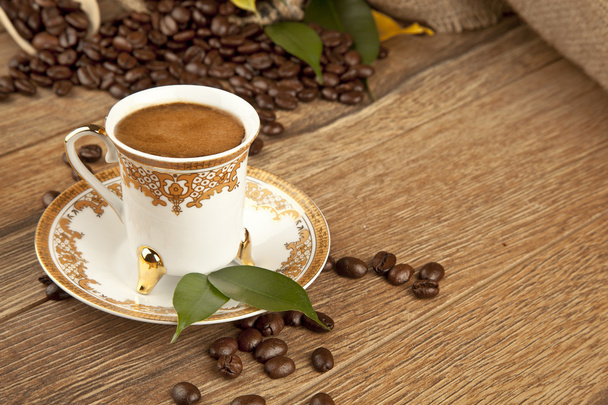 Traditionele Turkse koffie beker en koffiebonen concept - Foto, afbeelding
