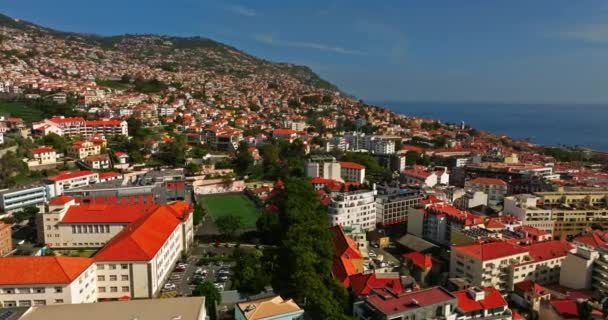 Funchal, Madeiras fővárosának légi kilátása Portugáliában. Drón repül házak felett Madeira szigetén. - Felvétel, videó