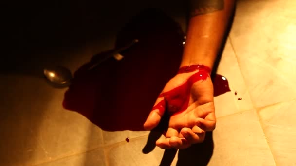 Männlicher Selbstmord blutige aufgeschlitzte Handgelenke - Filmmaterial, Video
