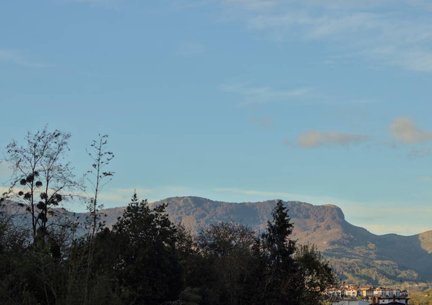 Świta w piękny, przejrzysty zimowy dzień w górach Kraju Basków, Hiszpania. - Zdjęcie, obraz