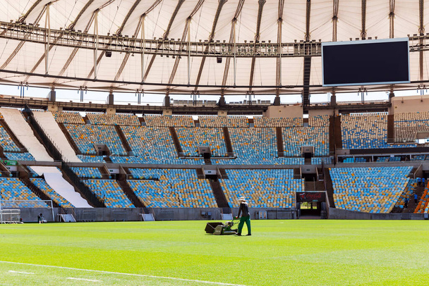 BRAZIL, RIO DE JANEIRO, NOVEMBER 25, 2023: Panorama van het beroemde Maracana stadion waar arbeiders het gras maaien in Rio de Janeiro, Brazilië  - Foto, afbeelding