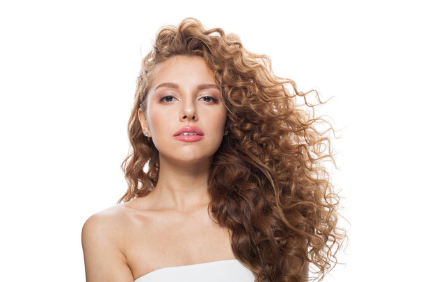 Gloriosa jovem com maquiagem natural, pele clara e fresca e penteado ondulado no fundo branco - Foto, Imagem