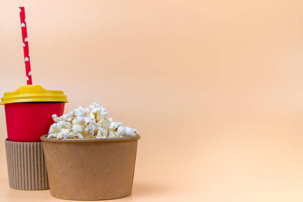 ämpäri maukkaita popcornia ja paperimuki värillinen tausta - Valokuva, kuva