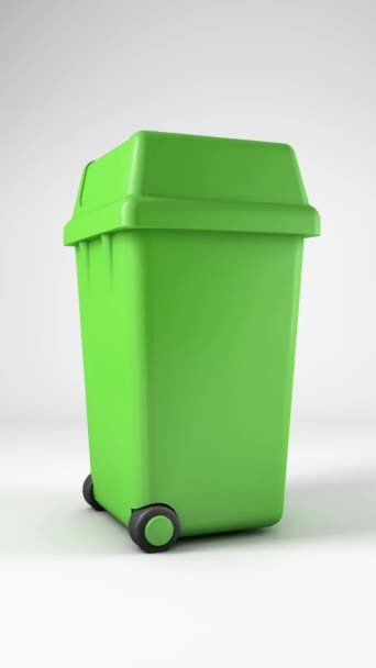 Grüner Mülleimer mit Recyclingschild isoliert von weißem Hintergrund - Filmmaterial, Video