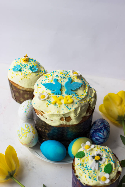 Ostern. Traditionelle ukrainische Gebäckstücke und Eier in den Farben der ukrainischen Flagge - Foto, Bild