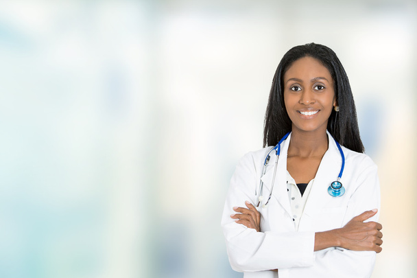 confident African American female doctor medical professional - Foto, afbeelding