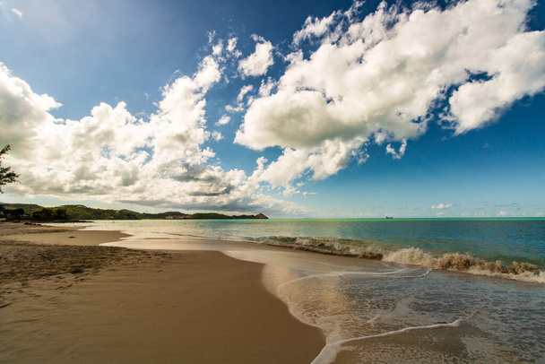 Spiaggia caraibica con sabbia bianca, cielo blu intenso e acqua turchese - Foto, immagini