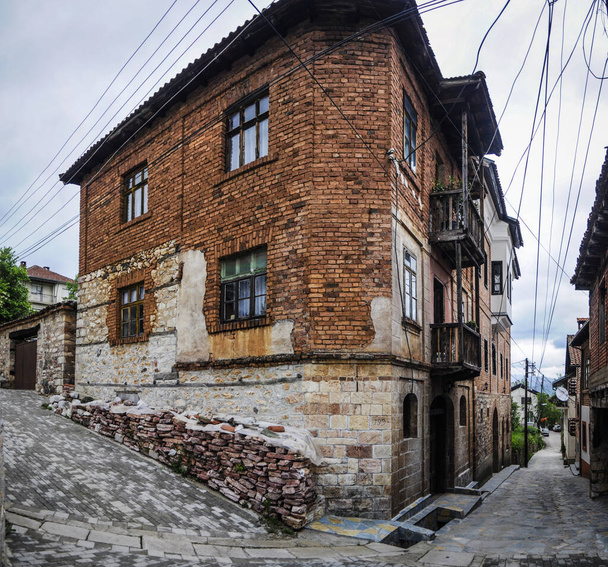 Makedonya 'nın Vevcani dağ kasabasında antik mimariye sahip evler hâlâ kullanılıyor. Karnaval meşhurudur.. - Fotoğraf, Görsel