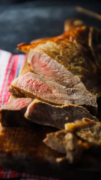 steak čerstvé maso hovězí smažené gril čerstvé jídlo chutné jíst jídlo jídlo svačinka na stole kopírovat prostor jídlo pozadí rustikální horní pohled - Záběry, video