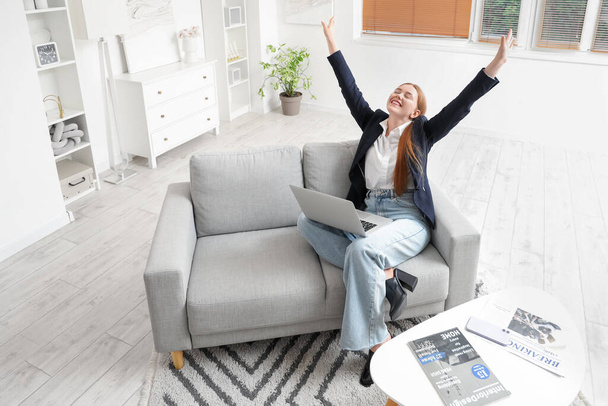 Jovem empresária feliz com laptop em casa depois de longo dia de trabalho - Foto, Imagem