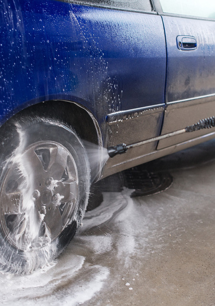 Синя мийка автомобіля з використанням водяного струменя високого тиску
. - Фото, зображення
