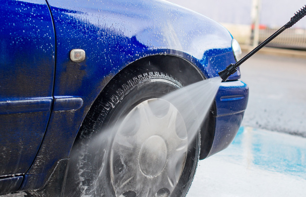 Lavado de coches azul con chorro de agua de alta presión
. - Foto, Imagen