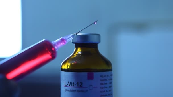 Inyección con frasco de medicamento - Metraje, vídeo
