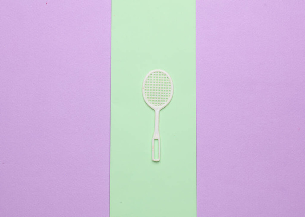 Vrije tijd. Miniatuur Batbinton racket pastel achtergrond. Minimalisme - Foto, afbeelding