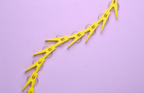 Pranchas de plástico amarelo no fundo roxo - Foto, Imagem