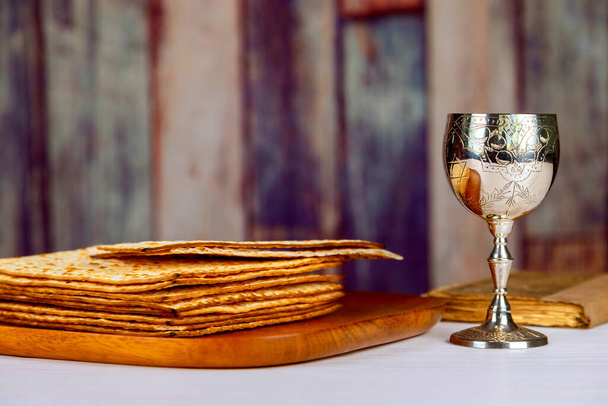 Páscoa representa viagem espiritual da escravidão para a redenção com vinho kosher vermelho ázimo pão matzo - Foto, Imagem