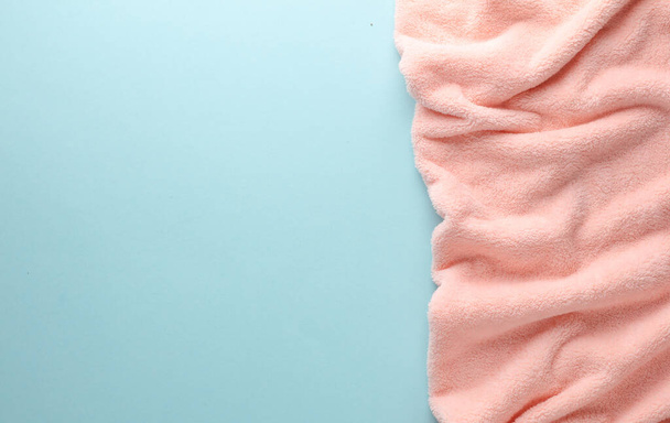 Zmačkaná růžová fleecy tkaniny na modrém pozadí, kopírovací prostor - Fotografie, Obrázek