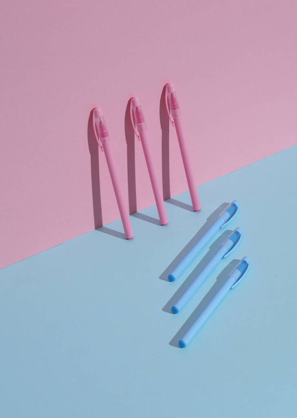 Plástico canetas rosa e azul sobre um fundo azul-rosa. Conceito de negócio. Layout criativo, minimalismo - Foto, Imagem
