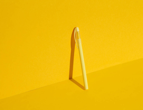 Тенденция желтого цвета. Ручка с тенью. Креативная планировка. Минимализм, концепция бизнеса - Фото, изображение