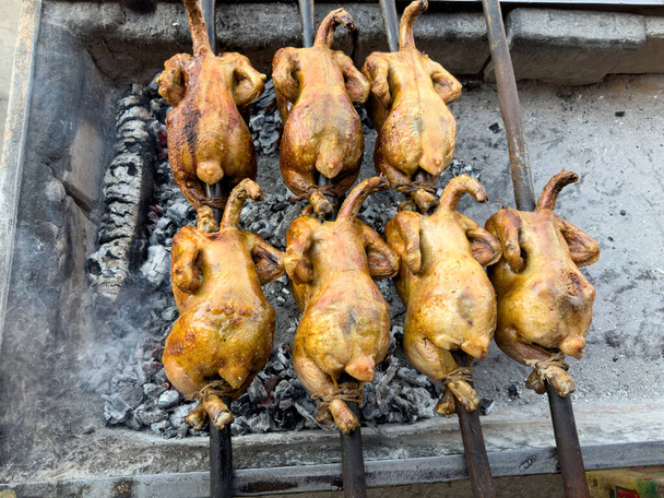 Hacer sajji de pollo Balochi en la parrilla de carbón - Foto, Imagen