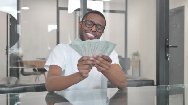 Jonge Afrikaanse man die geld vasthoudt en geniet van moment - Video