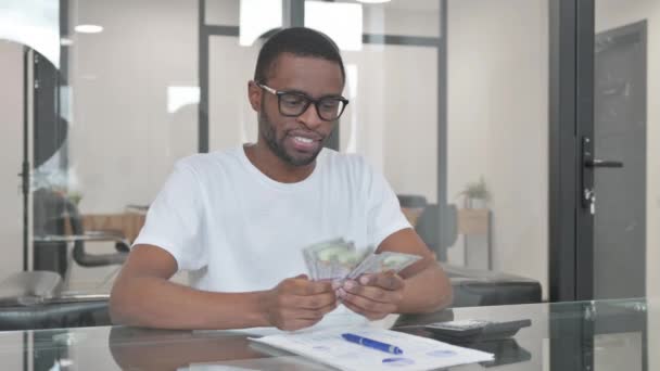 Jeune homme africain Compter de l'argent en fonction - Séquence, vidéo
