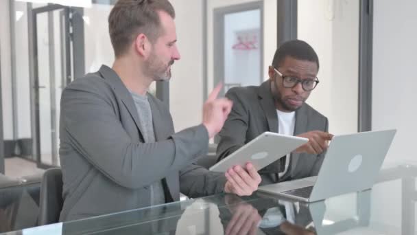 Wütende multiethnische Unternehmer im Streit bei der Arbeit - Filmmaterial, Video