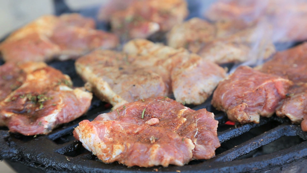 Chef cocinando filetes de cerdo en la parrilla de barbacoa
 - Metraje, vídeo