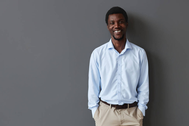 Мінімальний портрет чорношкірого молодого бізнесмена, який дивиться на камеру проти стіни, копіювати простір - Фото, зображення
