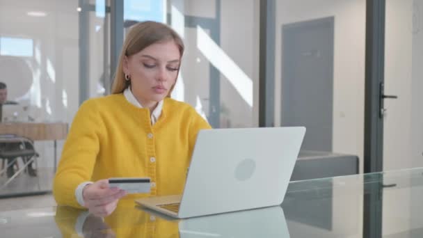 Jonge vrouw doet online betaling op het werk - Video
